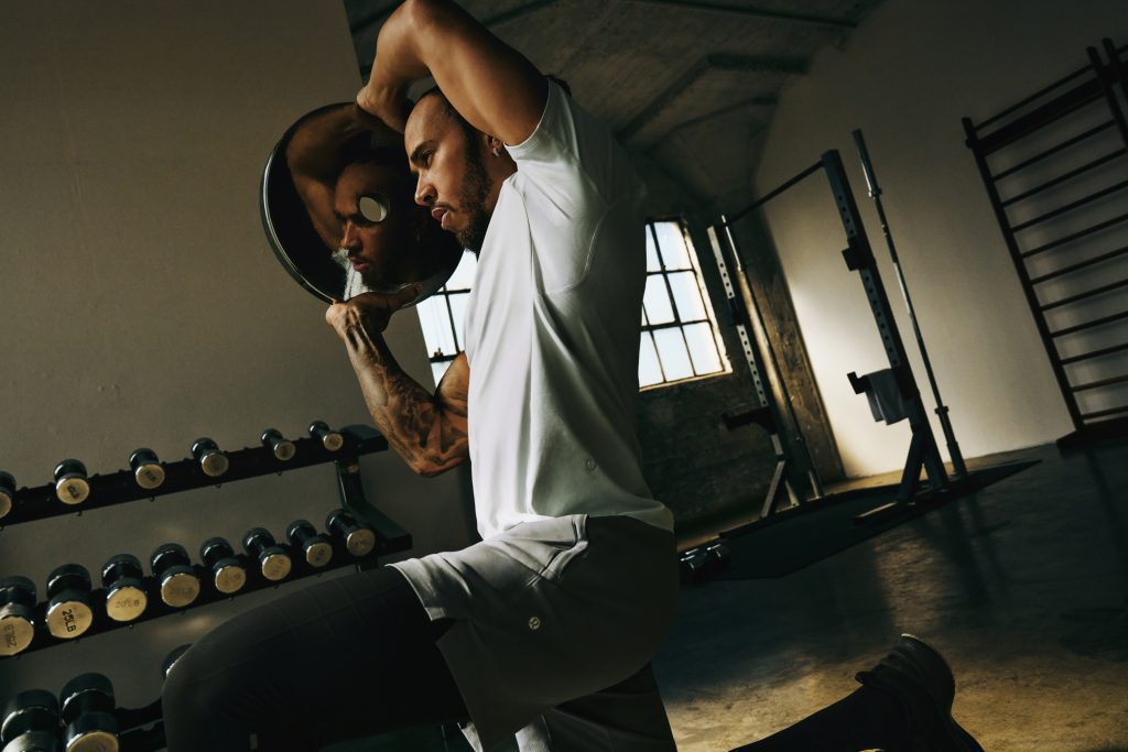 Lewis Hamilton แชมป์โลก Formula 1™ และแบรนด์แอมบาสเดอร์ ในแคมเปญ Lululemon คอลเลกชั่น Train Fall 2025