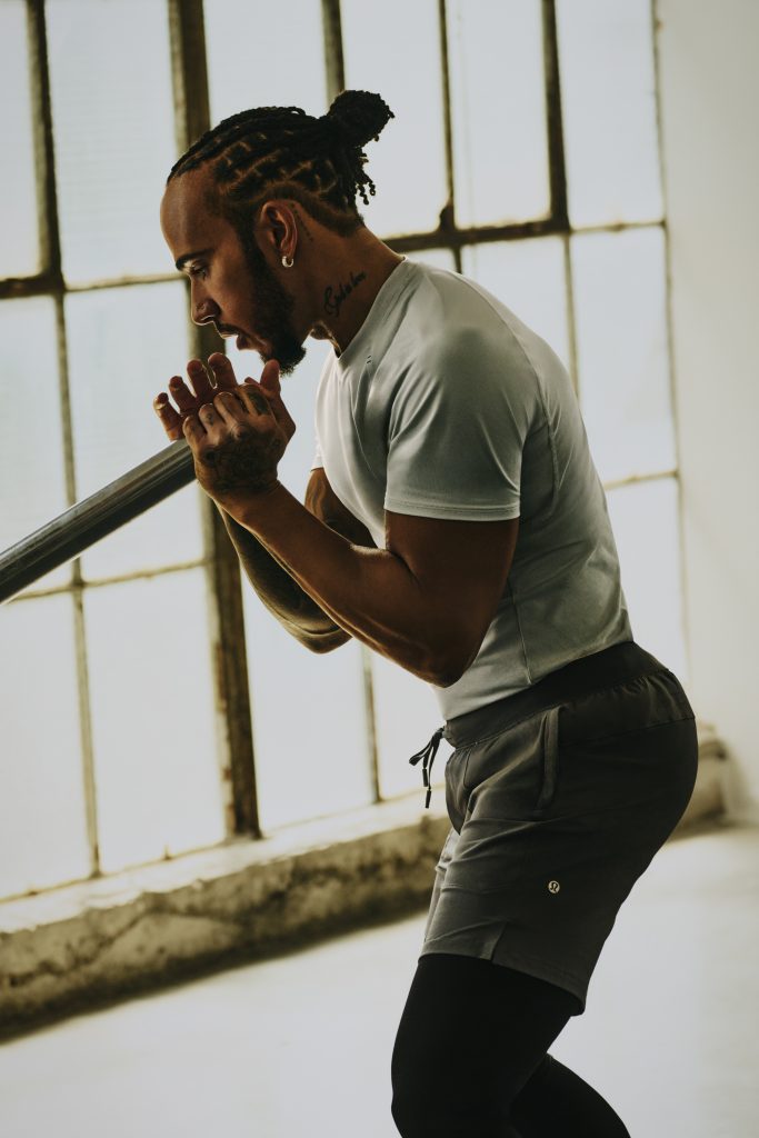 Lewis Hamilton แชมป์โลก Formula 1™ และแบรนด์แอมบาสเดอร์ ในแคมเปญ Lululemon คอลเลกชั่น Train Fall 2025
