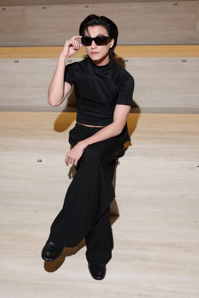 กลัฟ คณาวุฒิ ในลุคจากคอลเลกชั่น Generation Gucci ระหว่างชมโชว์ Gucci Primavera