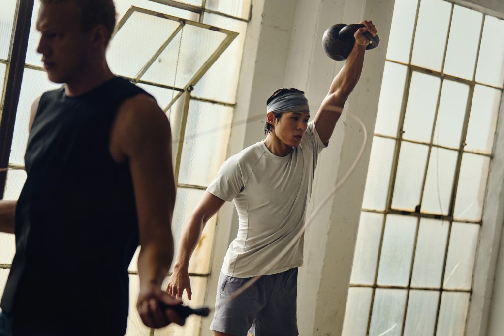 Amotti นักกีฬาและผู้เชี่ยวชาญด้านฟิตเนส ในแคมเปญ Lululemon คอลเลกชั่น Train Fall 2025