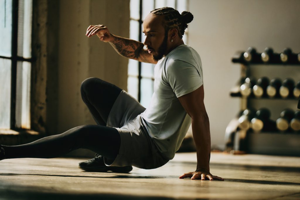 Lewis Hamilton แชมป์โลก Formula 1™ และแบรนด์แอมบาสเดอร์ ในแคมเปญ Lululemon คอลเลกชั่น Train Fall 2025
