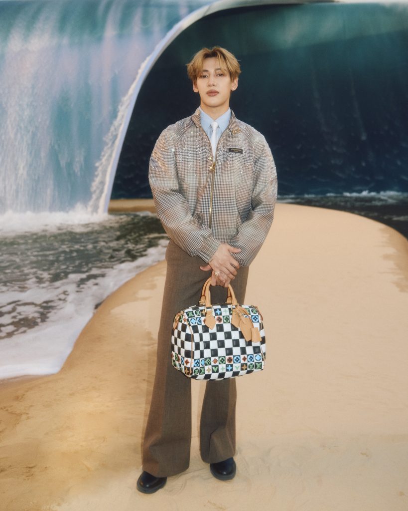 แบมแบม ในลุคเสื้อบลูซงลายหยดฝนที่ปักมืออย่างประณีตด้วยเลื่อมโปร่งใส พร้อมถือกระเป๋ารุ่นใหม่ล่าสุดจากรันเวย์ Louis Vuitton Men's Spring Summer 2027